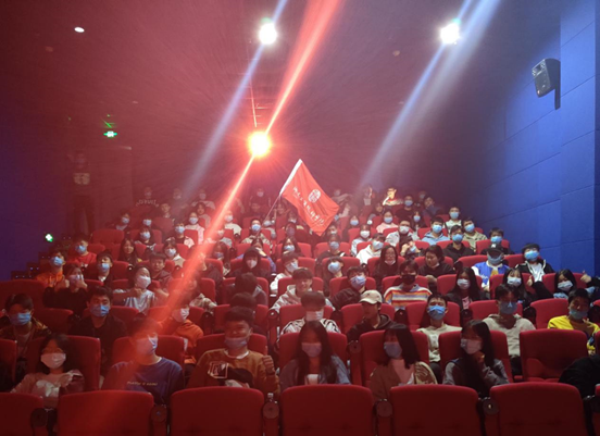 hthcom华体会下载（中国）有限公司组织学生观看电影《夺冠》